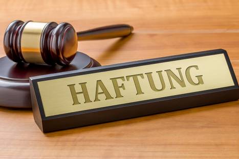 Foto: Schild mit Aufschrift Haftung und Richterhammer