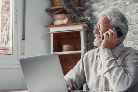 Foto: Pensionist telefoniert