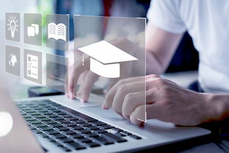 Foto: Mann nutzt Online-Schulungen und E-Learning-Webinare